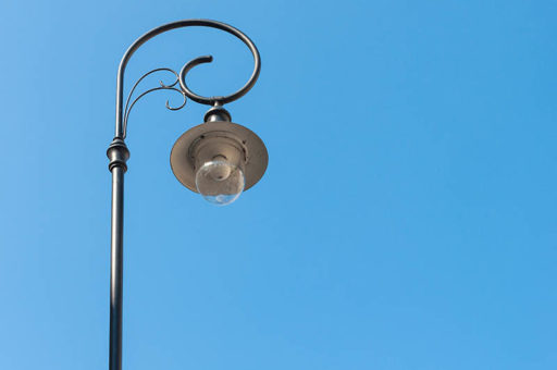 Wysoka latarnia z oprawą