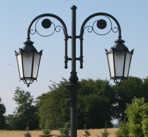 Dwie oprawy 21 Leda na ozdobnych wysięgnikach