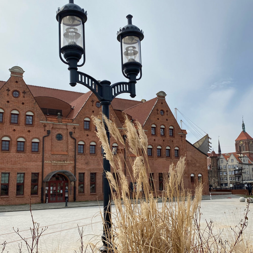 Latarnie G2A/ST3 w Gdańsku na tle Polskiej Filharmonii Bałtyckiej