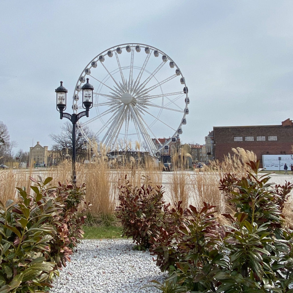 Latarnie G2A/ST3 w Gdańsku, z diabelskim młynem w tle