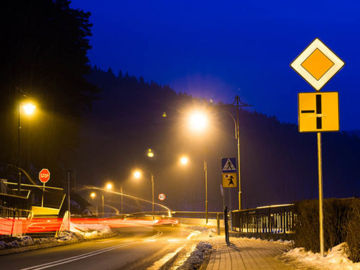 Wysoka latarnia współczesna w mieście nocą