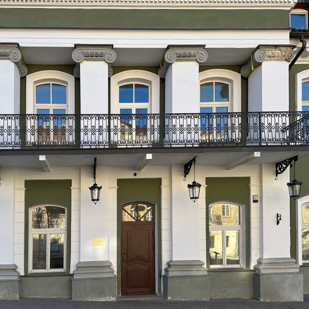 Wiszące oprawy oświetleniowe G02 Mars na litewskiej fasadzie budynku