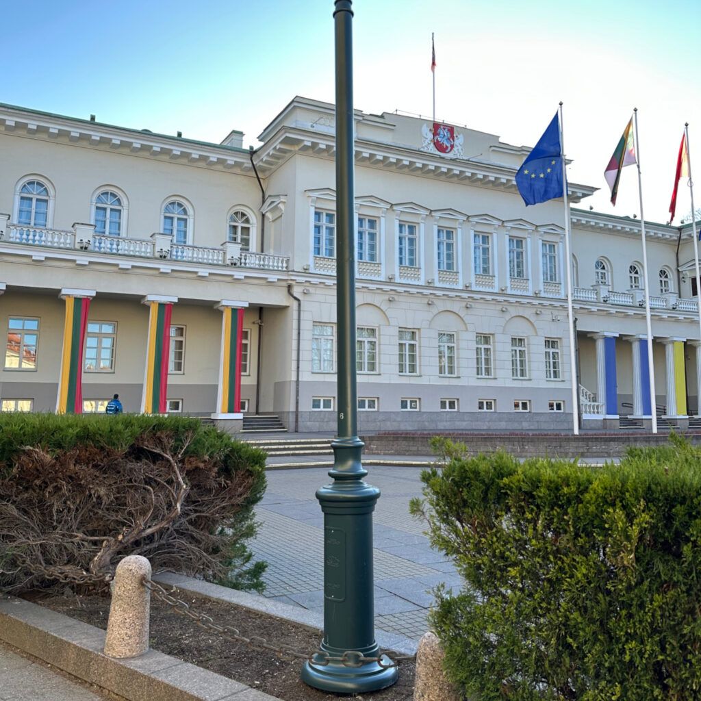 Litwa, słup latarni miejskiej, obok budynku użyteczności publicznej